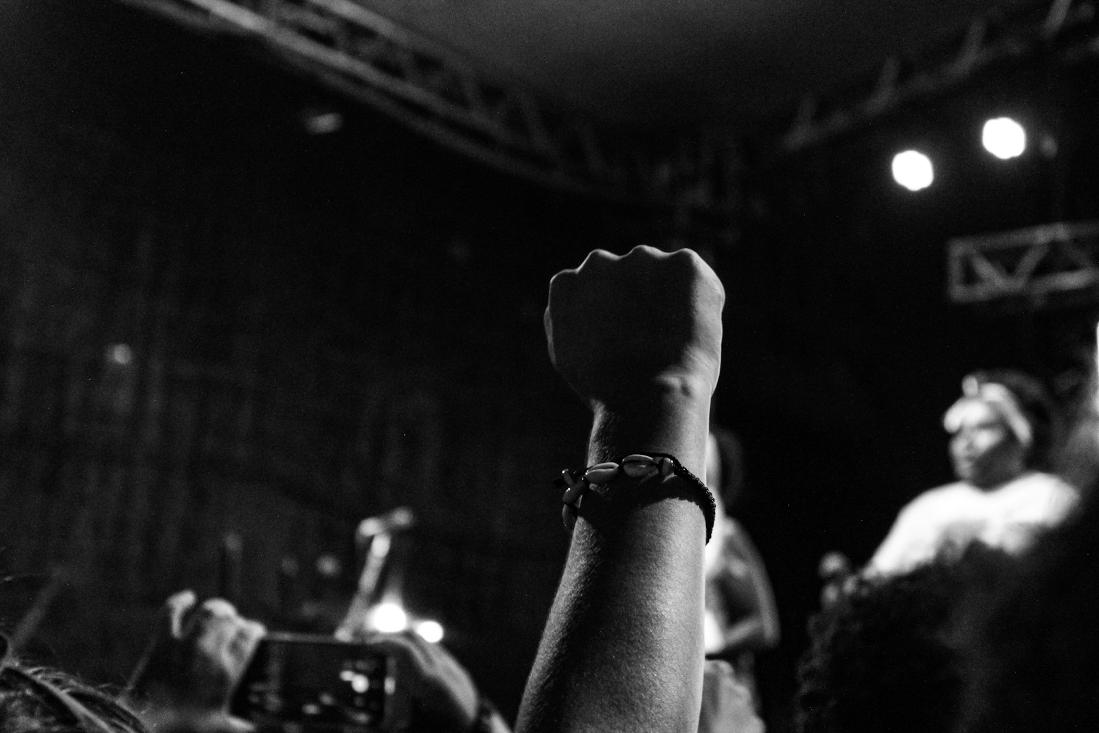 Punho erguido na multidão de um show