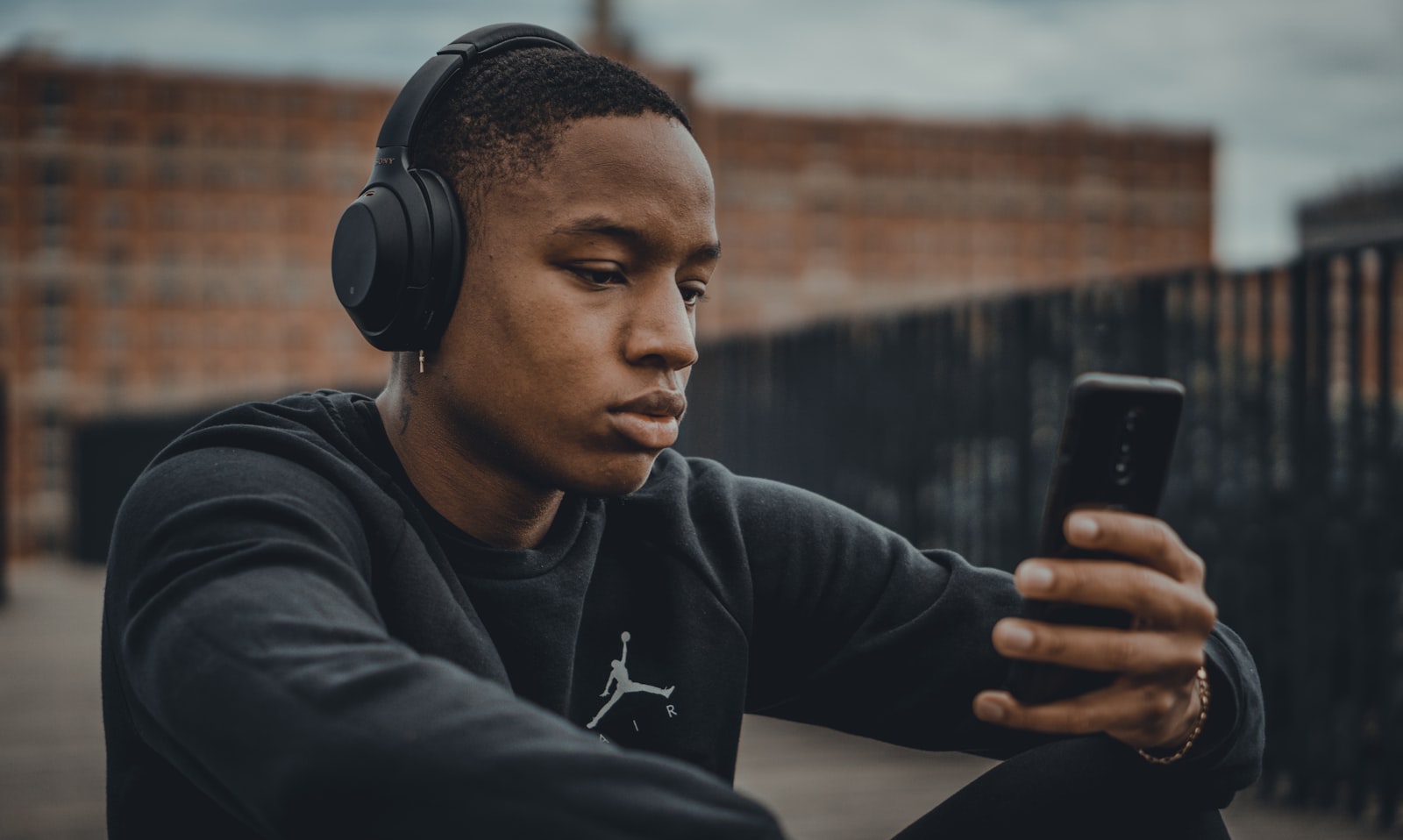Pessoa de fones ouvindo música no celular